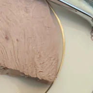 一片原味、去皮的熟火雞胸肉